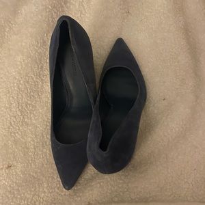 Beautiful blue/grey 4” round pump in size 9 1/2.